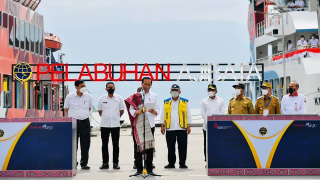 Presiden Jokowi saat meresmikan 7 pelabuhan di Danau Toba, Sumut, Rabu (2/2/2022)