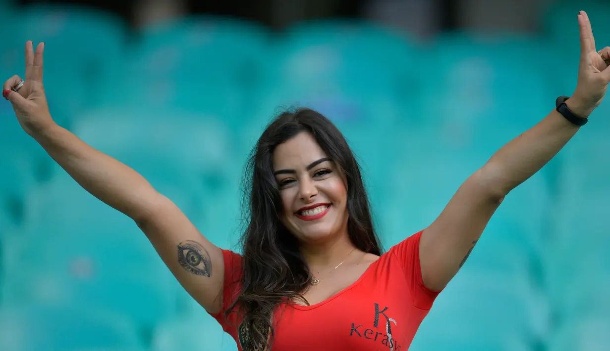 Model Larissa Riquelme berpose sebelum pertandingan Copa America 2019 antara Paraguay dengan Kolombia di Fonte Nova Arena, Salvador, Brasil, Minggu (23/6/2019). Wanita yang pernah tampil bugil di majalah Playboy ini kerap tampil seksi saat mendukung negaranya, Paraguay. (Raul ARBOLEDA/AFP)