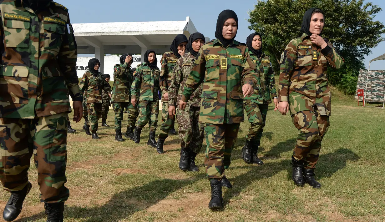 Para kadet perempuan Afghanistan berbaris selama program pelatihan di Akademi Pelatihan Perwira di Chennai, Rabu (19/12). Sembilan belas kadet tentara Afghanistan perempuan mengambil bagian dalam program pelatihan militer India. (ARUN SANKAR / AFP)