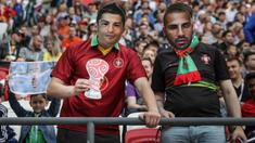 Seorang suporter Portugal memakai topeng berupa wajah Cristiano Ronaldo saat laga Grup A Piala Konfederasi melawan Meksiko di Stadion Kazan Arena, Kazan, Minggu (18/6/2017). (EPA/Mario Cruz)