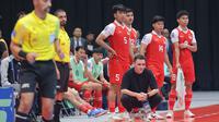 Irak terus berupaya mendominasi penguasaan bola dengan menerapkan powerplay. Tampak dalam foto, pelatih Timnas Futsal Indonesia, Hector Souto Vazquez (jongkok) saat memimpin skuad Garuda bertanding melawan Irak pada laga penyisihan Grup A Piala Asia Futsal 2026 di Indonesia Arena, Kompleks Gelora Bung Karno, Senayan, Jakarta, Sabtu (31/1/2026). (Bola.com/Bagaskara Lazuardi)