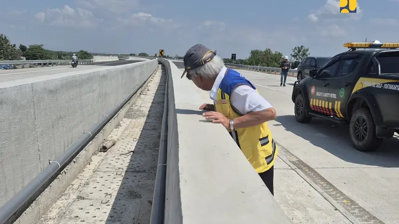 Menteri Pekerjaan Umum dan Perumahan Rakyat (PUPR) Basuki Hadimuljono meninjau progres pembangunan Jalan Tol Solo-Yogyakarta