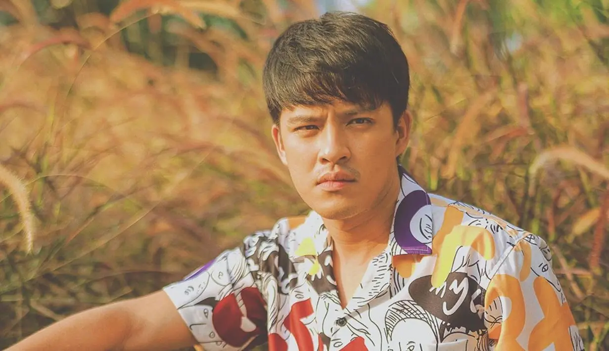 Morgan Oey merupakan pria yang sangat memperhatikan fashion. Pria kelahiran 25 Mei 1990 kerap bergaya menawan dengan memakai kemeja vintage. Kemeja vintage ini membuat Morgan terlihat lebih dewasa dan tentunya fashionable.  (Liputan6.com/IG/@morganoey)