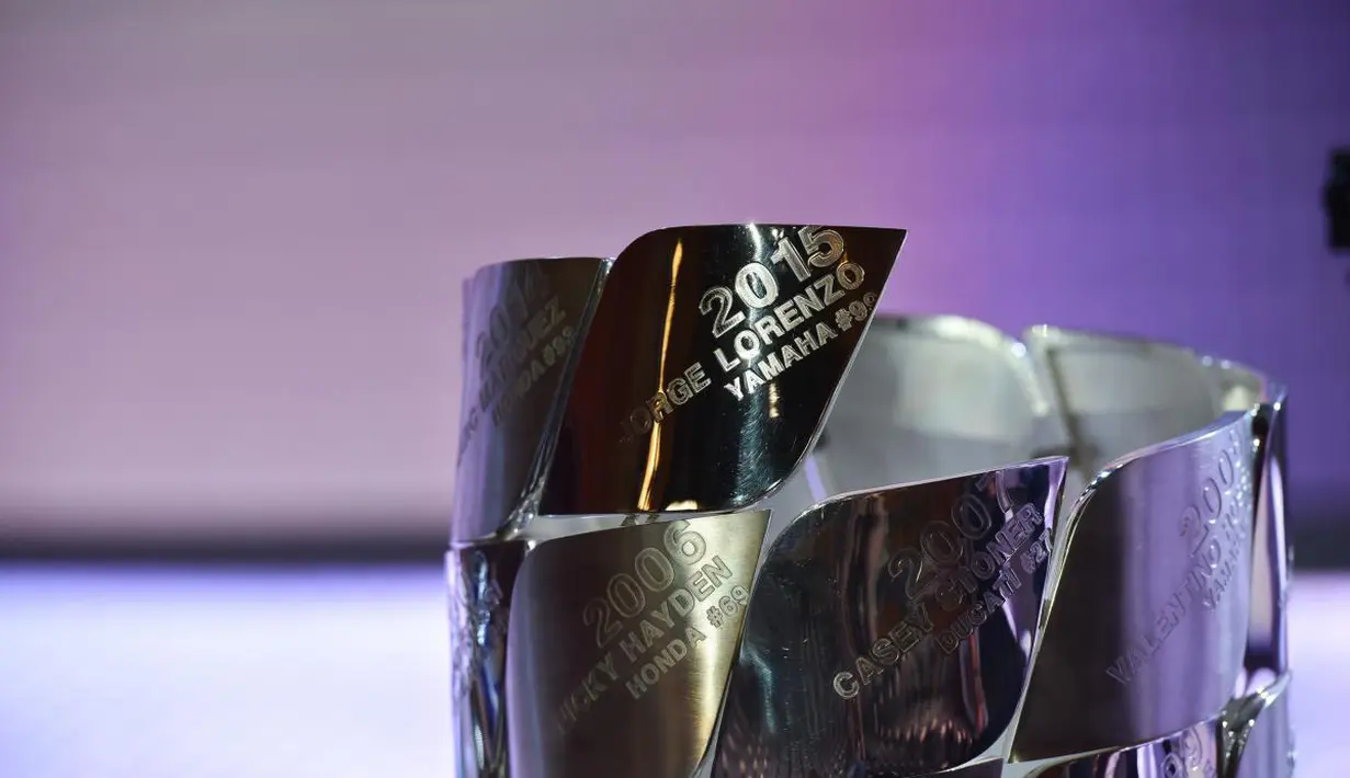 Trofi Juara Dunia MotoGP saat Pemberian Penghargaan FIM Awards di Palacio de Congresos, Spanyol, Minggu(8/11/2015.  (Motogp.com)