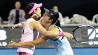 Aldila/Kato berhasil mengalahkan Fernandez/Mattek-Sands dalam laga selama 29 menit yang berakhir dengan skor 1-6, 7-5 (10-4). (AFP/David Roland)