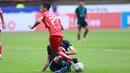 Pemain Persija Jakarta, Dony Tri Pamungkas, diadang pemain Arema FC pada laga BRI Liga 1 di Stadion Patriot Candrabhaga, Bekasi, Minggu (12/2/2023). Persija menang dengan skor 2-0. (Bola.com/M Iqbal Ichsan)