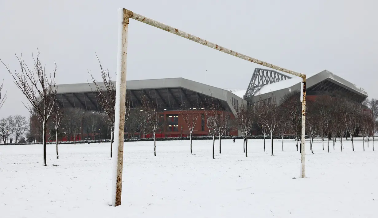 Lapangan latih yang tertutup salju menjelang laga lanjutan Liga Inggris 2024/2025 antara Liverpool melawan Manchester United di Stadion Anfiled, Liverpool, Inggris, Minggu (05/01/2025). (AFP/Darren Staples)