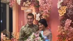 Julian Jacob pun tampak begitu gagah menggunakan kemeja batiknya. Sedangkan, Mirriam Eka tampil menawan dengan kebaya modern berwarna mauve pink. (Liputan6.com/IG/@julianjacs)