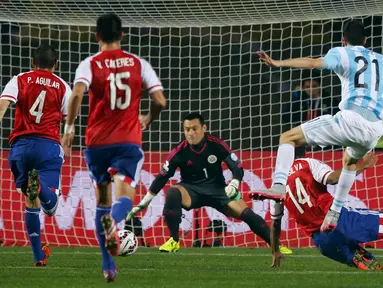 Duel panas terjadi antara Argentina melawan Paraguay pada pertandingan semifinal Copa Amerika 2015 di Concepcion, Chili, (1/7/2015). Argentina melangkah ke final usai mengalahkan Paraguay 6-1. (Reuters/Andres Stapff)