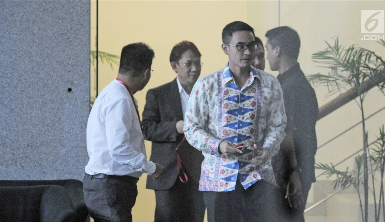 Gubernur Jambi Zumi Zola usai menjalani pemeriksaan di Gedung KPK, Jakarta, Kamis (15/2). KPK telah menetapkan Zumi Zola dan Plt Kadis PUPR Arfan sebagai tersangka kasus dugaan penerimaan gratifikasi  (Liputan6.com/Herman Zakharia)