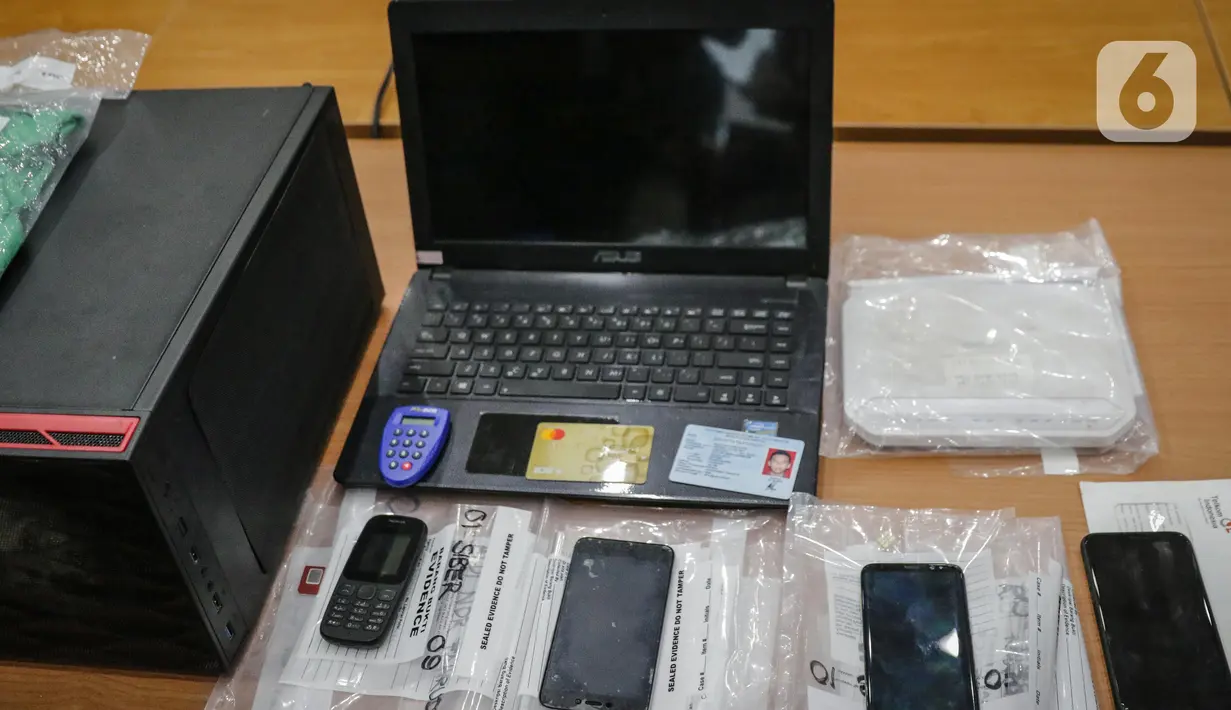Sejumlah barang bukti laptop, CPU, telepon genggam, dan kartu ATM diperlihatkan saat rilis kasus penangkapan pelaku hacker Indonesia di Bareskrim Polri, Jakarta, Jumat (24/1/2020). (Liputan6.com/Faizal Fanani)