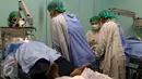 Dokter mengoperasi katarak saat mengelar bakti sosial dan pengobatan gratis di Mako Brimob, Depok, Jawa Barat, Sabtu (9/1/2016). Selain operasi katarak, Indosiar mengadakan pengobatan gratis untuk  pengobatan umum serta gigi. (Liputan6.com/Yoppy Renato)