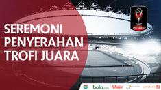 Berita video seremoni penyerahan trofi juara Piala Presiden 2018 untuk Persija Jakarta setelah laga final di SUGBK (Stadion Utama Gelora Bung Karno), Senayan, pada Sabtu (17/2/2018).