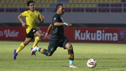 Gelandang Persikabo 1973, Wawan Febriyanto (kanan) menggiring bola di depan pemain Barito Putera dalam laga matchday ke-3 Grup A Piala Menpora 2021 di Stadion Manahan, Solo, Selasa (30/3/2021). Persikabo 1973 bermain imbang 2-2 dengan Barito Putera. (Bola.com/Ikhwan Yanuar)