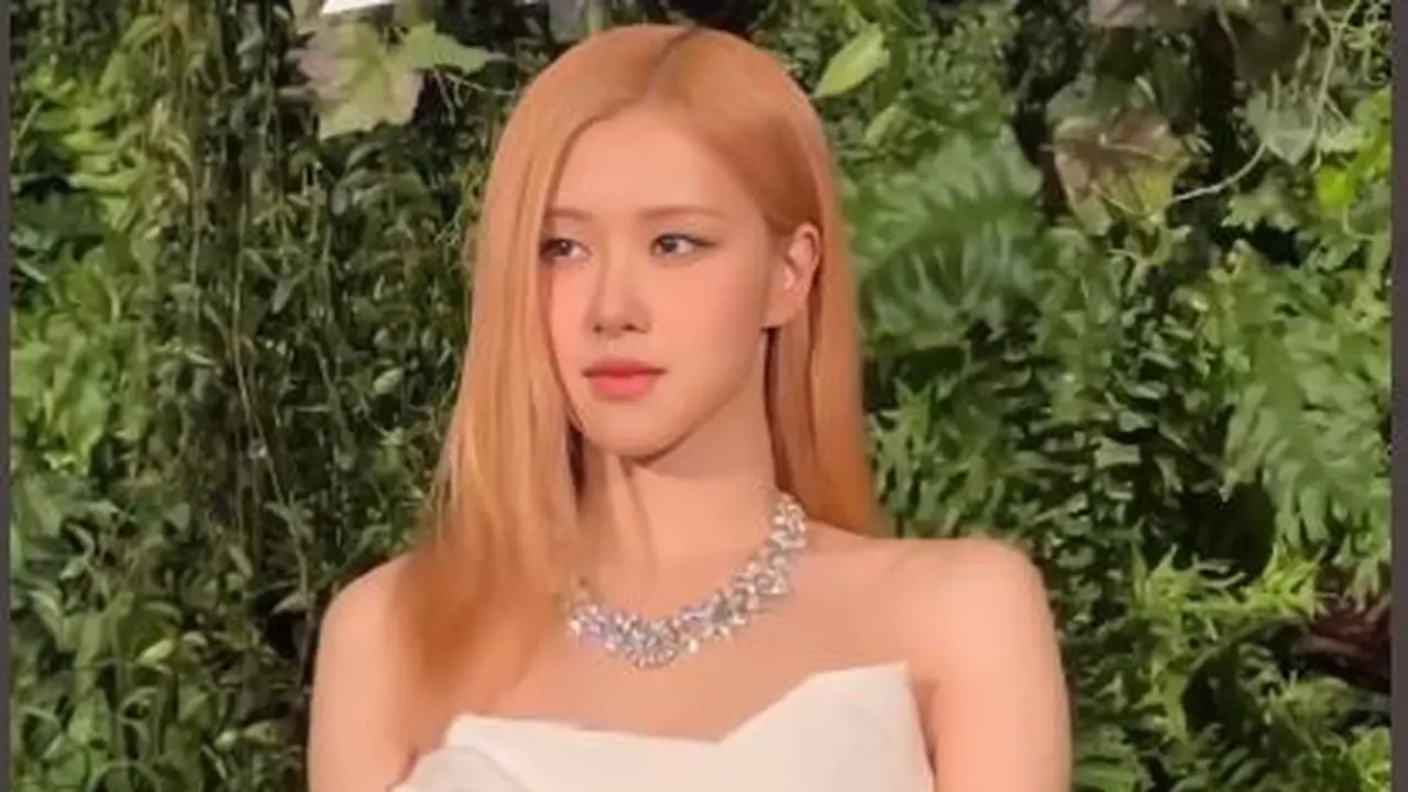 Pesona Rose BLACKPINK Pakai Kalung Seharga Hampir Rp30 Miliar