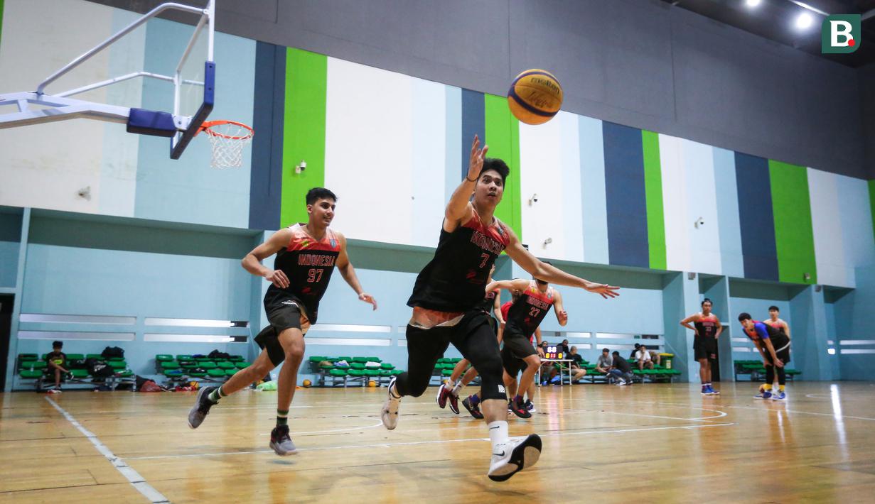 Pemain Timnas Basket 3x3 Indonesia, Avan Seputra mengejar bola saat melakukan pemusatan latihan menjelang SEA Games 2023 di GBK Arena, Senayan, Jakarta, Sabtu (08/03/2023). Skuad asuhan Fandi Andika Ramadhani melakukan dua tahap TC, yaitu 5-19 April dan 26 April-3 Mei sebelum menentukan empat pemain yang akan dibawa ke SEA Games 2023. (Bola.com/Bagaskara Lazuardi)
