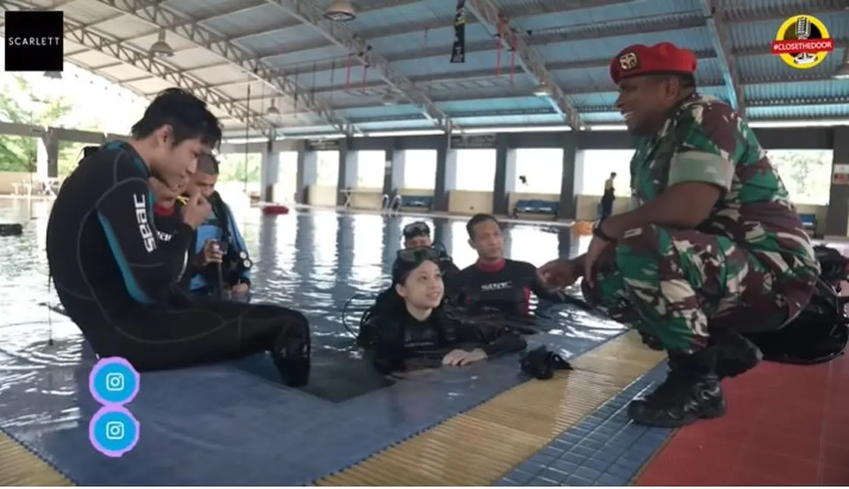 Meski sempat menangis di salah satu latihan, Nada tampak ceria lagi saat latihan menyelam. Di latihan yang terakhir ini, finalis ajang Indonesia Mencari Bakat musim kelima itu tampak dengan saksama mendengarkan instruksi yang diberikan. Melihat hal ini, banyak warganet yang salut pada keberanian dan kekuatannya. (Liputan6.com/YouTube/Azka Corbuzier)