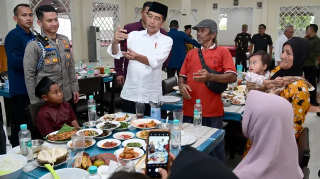 Presiden Joko Widodo atau Jokowi mengajak beberapa warga untuk makan siang bersama di sebuah rumah makan di Kabupaten Kampar, Provinsi Riau, pada Jumat (31/5/2024) (Muchlis Jr - Biro Pers Sekretariat Presiden)