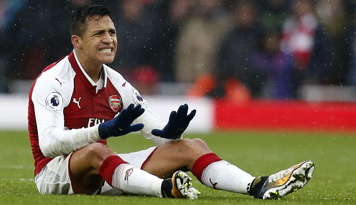 Alexis Sanchez. Striker Cile yang memperkuat Arsenal selama 3,5 musim mulai 2014/2015 ini dilepas secara gratis ke Manchester United sebagai bagian barter dengan Henrikh Mkhitaryan pada tengah musim 2017/2018. Hal ini terjadi lantaran buntunya negosiasi kontrak baru. (AFP/Ian Kington)