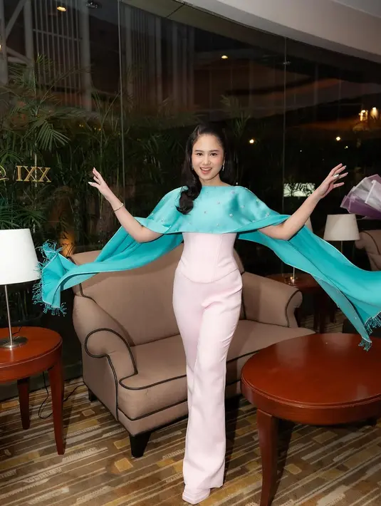 Tissa Biani memilih ansambel bernuansa pastel yang memancarkan kesan youthful dan elegan. Ia mengenakan corset berwarna pink lembut yang mempertegas siluet tubuhnya. [@robi_juniarta @snap.nuel].