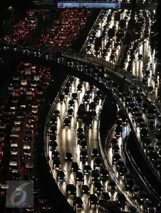 Kepadatan kendaraan yang terjebak macet di kawasan Gatot Subroto, Jakarta, Rabu (7/9). Usai diguyur hujan deras, sejumlah ruas jalan di Ibu Kota mengalami kemacetan luar biasa. (Liputan6.com/Johan Tallo)