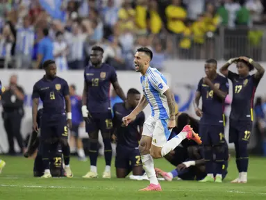 Penyerang Argentina Nicolás Gonzalez merayakan kemenangan atas Ekuador dalam adu penalty pada perempat final Copa America 2024 di Stadion NRG, Houston, Texas, AS, Jumat (5/7/2024). (AP Photo/Julio Cortez)