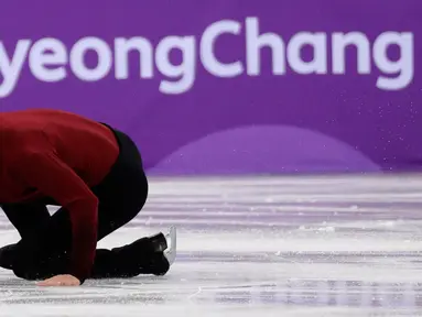 Pemain skating pria dari Kanada, Patrick Chan terjatuh saat tampil pada Olimpiade Musim Dingin 2018 Pyeongchang di Gangneung, Korea Selatan, Senin (12/2). Olimpiade Musim Dingin digelar dari tanggal 9 hingga 25 Februari mendatang. (AP/David J. Phillip)