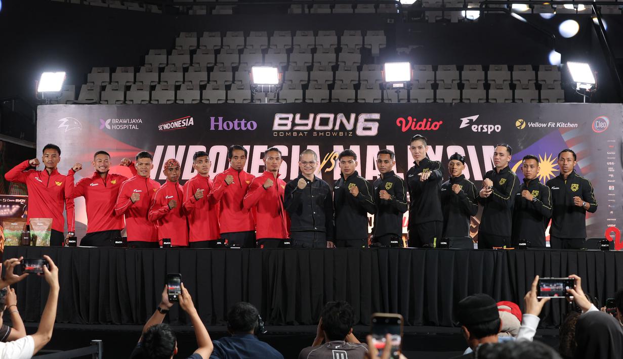 Pada pertemuan sebelumnya, Indonesia menang telak 8-1. Byon Combat Showbiz Vol. 6 menjadi salah satu pertarungan yang paling dinanti-nantikan menjelang akhir tahun 2025. Tampak dalam foto, CEO Byon Combat, Yoshua Marcellos (tengah) berfoto bersama tim Mixed Martial Arts (MMA) Indonesia dan Malaysia usai memberi keterangan terkait Byon Combat Showbiz Vol. 6 di Tennis Indoor, Senayan, Jumat (21/11/2025). (Bola.com/M Iqbal Ichsan)