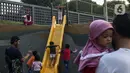 Anak-anak bermain di Taman Sambas Asri, Jakarta, Sabtu (18/6/2022). Menteri Pariwisata dan Ekonomi Kreatif Sandiaga Salahuddin Uno mendeklarasikan Taman Rekreasi Aman, Nyaman, dan Menyenangkan untuk memastikan keamanan dan keselamatan warga maupun wisatawan. (Liputan6.com/Johan Tallo)