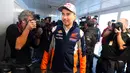 Pembalap Repsol Honda MotoGP Jorge Lorenzo usai konferensi pers di mana ia mengumumkan pengunduran dirinya di Cheste Valencia (14/11/2019). Pembalap berusia 32 tahun tersebut memutuskan pensiun setelah mengalami kecelakaan parah di Sirkuit Assen, Belanda, Juni lalu. (AFP/Jose Jordan)