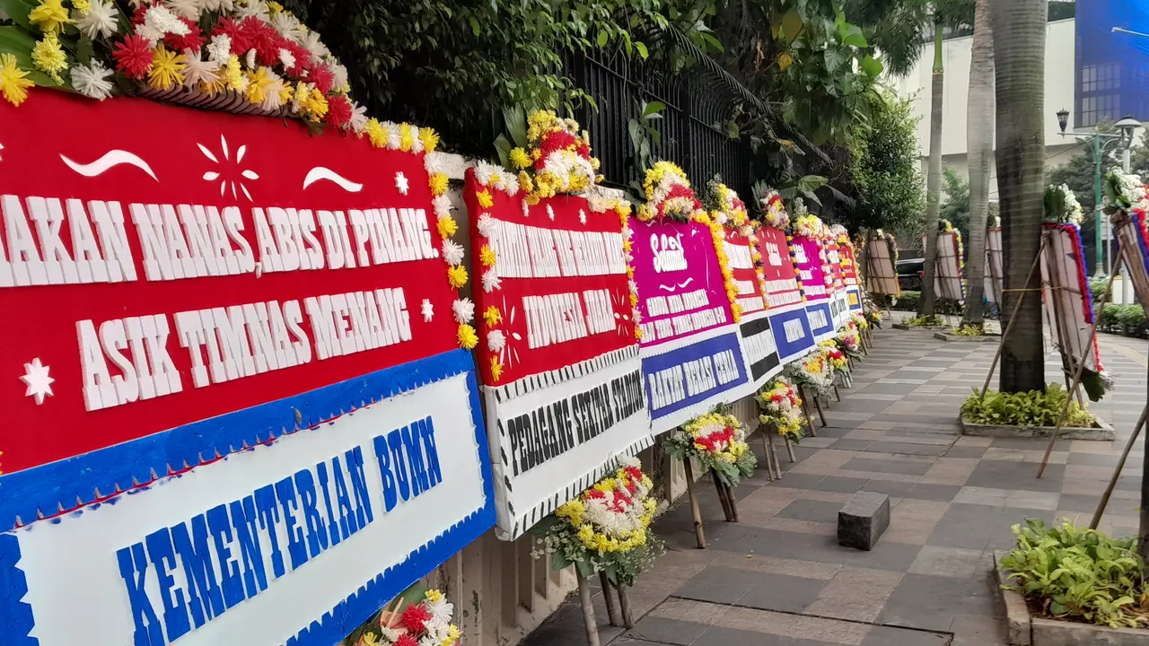 Sejumlah karangan bunga hiasi kawasan Bundaran Hotel Indonesia (HI), Jakarta Pusat, Jumat (19/5/2023) pagi. Kawasan ini menjadi salah satu rute yang akan dilalui oleh pemain Timnas Indonesia U-22 dan atlet kontingen Indonesia pada SEA Games 2023 (Liputan6