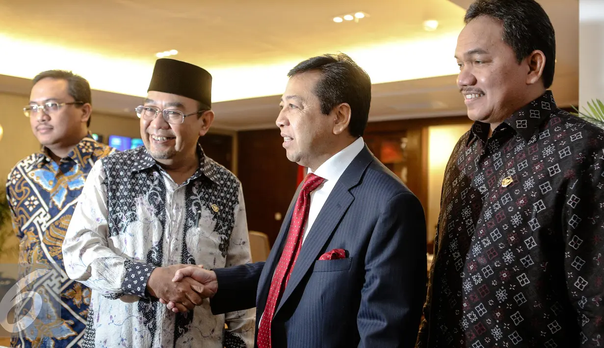 Ketua DPR Setya Novanto (kedua kanan) menjabat tangan Ketua BPK Haris Azhar di Ruang Pimpinan DPR, Jakarta, Senin (13/7/2015). Dalam kesempatan itu BPK menyerahkan hasil audit kesiapan Pilkada serentak kepada DPR. (Liputan6.com/Faizal Fanani)