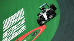Jika ingin mengunci gelar juara dunia, Nico Rosberg minimal harus finis podium ketiga. Apabila pada balapan di Abu Dhabi, Rosberg finis, minimal posisi ketiga, maka harapan Hamilton untuk mempertahankan gelar juara kandas sudah. (AFP/Vanderlei Almeida)