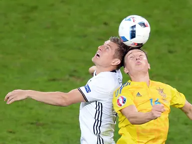 Toni Kroos (kiri) menciptakan 5 peluang dan membuat satu assist saat Jerman mengalahkan Ukraina 2-0, (12/6/2016). (AFP/Denis Charlet)
