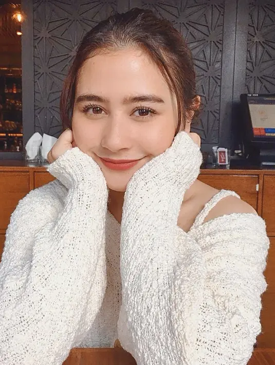 "Tapi balik lagi selalu melihat kekurangan menjadi kelebihan, mereka gak bisa peran sma, aku sampe sekarang peran sma, usia 17, 18 tahun. Yang seumuran aku tapi tinggi dapet perannya hamil, nikah. Aku ngerasanya karir gue bisa lebih panjang," ujar Prilly. (Instagram/prillylatuconsina96)