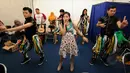 Pemenang keempat ajang Music Vidio Contest, Alif Ekacahya (tengah) melakukan finalisasi koreografi jelang beraksi di panggung inBox SCTV yang dihelat di Cibinong, Bogor, Selasa (27/1/2015). (Liputan6.com/Helmi Fithriansyah)