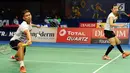 Ganda Campuran Indonesia, Preveen Jordan/Debby Susanto menahan serangan Mathias Christiansen/Sara Thygesen (Denmark) di putaran pertama Indonesia Open 2017 di Jakarta, Selasa (13/6). Preveen/Debby kalah 1-2. (Liputan6.com/Helmi Fithriansyah)