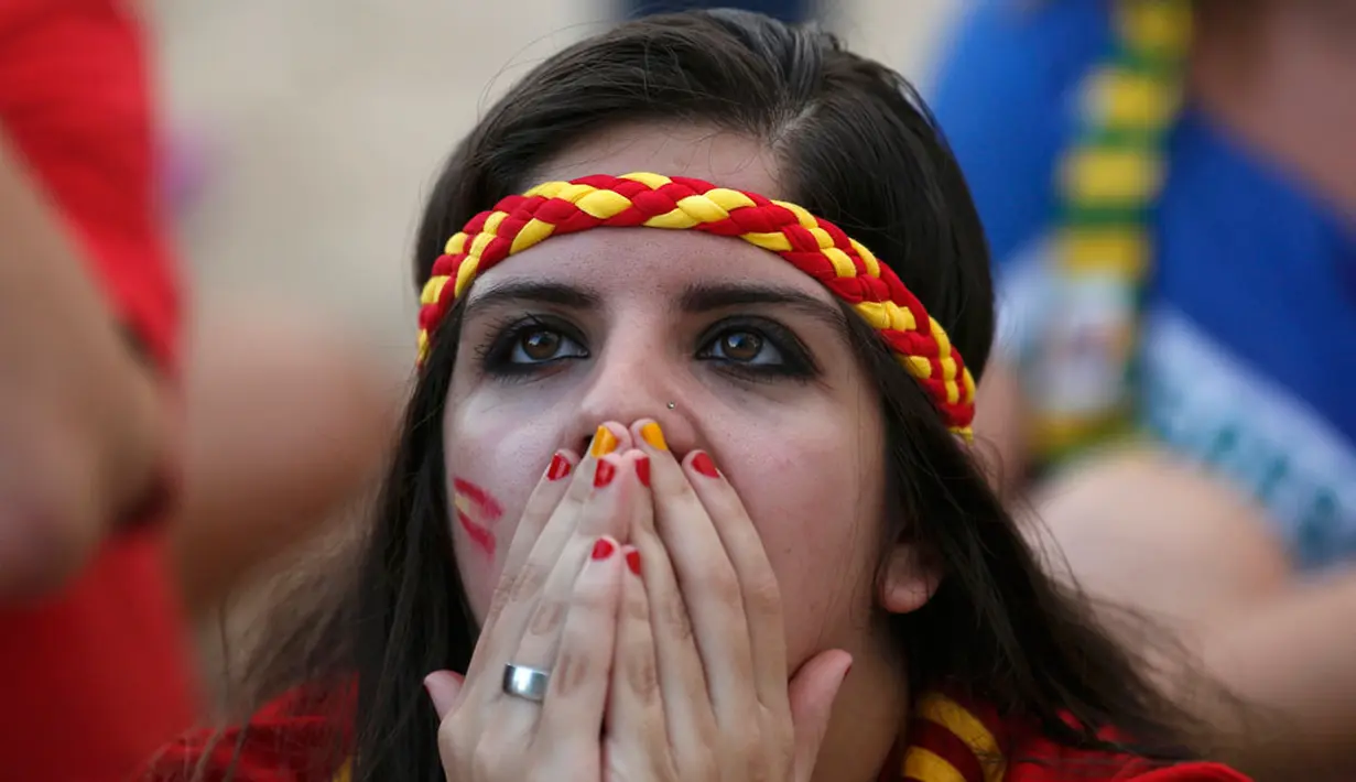 Tatapan kosong salah satu suporter Spanyol usai La Furia Roja dipermalukan De Oranje 1-5 di penyisihan Grup B Piala Dunia 2014 di Fonte Nova Arena, Salvador, Brasil, (14/6/2014). (REUTERS/Michael Dalder)