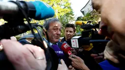 Michel Platini memberikan ketarangan kepada wartawan saat tiba di Pengadilan Arbitrase Olahraga Internasional (CAS) di Lausanne, Swiss (29/4). Platini mengajukan banding atas skorsing enam tahun yang dijatuhkan FIFA kepadanya. (REUTERS/Denis Balibouse)