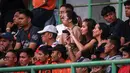 Ibu (kiri) dan kekasih kiper Arema FC, Julian Schwarzer terlihat menonton langsung laga pekan kesembilan BRI Liga 1 2023/2024 antara Persija Jakarta Vs Arema FC di Stadion Patriot Candrabhaga, Bekasi, Minggu (20/08/2023). (Bola.com/Bagaskara Lazuardi)