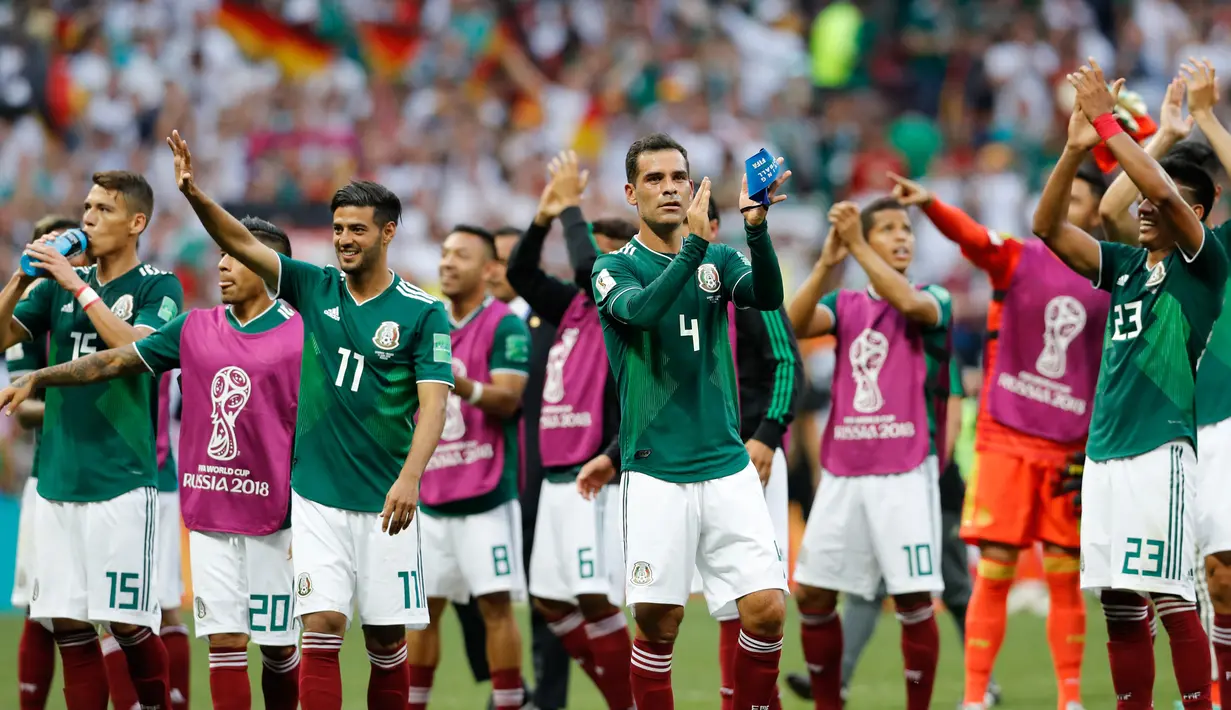 Pemain Mexico, Rafael Marquez (tengah) dan rekan-rekannya merayakan kemenangan usai pertandingan Grup F antara Jerman dan Meksiko di Piala Dunia 2018 di Stadion Luzhniki, Moskow, Rusia, Minggu (17/6). (AP Photo/Antonio Calanni)