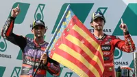 Jorge Martin dan Pecco Bagnaia di podium Main Race MotoGP Malaysia 2024. (Lillian SUWANRUMPHA / AFP)