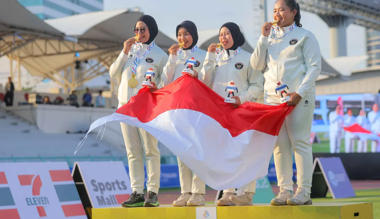 Atlet berusia 28 tahun itu mengalahkan atlet Vietnam, Trieu Huyen Diep, dengan skor 6-4 pada laga final nomor individual recurve putri. Tampak dalam foto, atlet panahan Indonesia, Diananda Choirunisa (kiri) usai prosesi pengalungan medali nomor individual recurve putri SEA Games 2025 di Football Field 1, Sports Authority of Thailand, Bangkok, Rabu (17/12/2025). (Bola.com/Bagaskara Lazuardi)