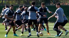 Para pemain Yordania saat sesi latihan di Lusail, Doha pada 9 Februari 2024. (KARIM JAAFAR/AFP)