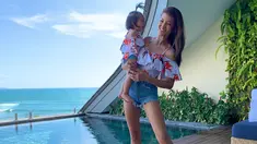 Farah Quinn beberapa kali terlihat menggunakan busana kasual di akun Instagram pribadinya. Penampilan kasualnya pun selalu terlihat saat tengah berlibur bersama anak-anaknya. (Liputan6.com/IG/@farahquinnofficial)