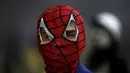 Demonstran anti-pemerintah di Venezuela mengenakan topeng Spiderman saat menggelar aksi di Caracas, Venezuela, Sabtu (26/5). Venezuela tengah menghadapi demonstrasi anti-pemerintah yang dilatar belakangi krisis ekonomi di negara ini. (AP Photo)  
