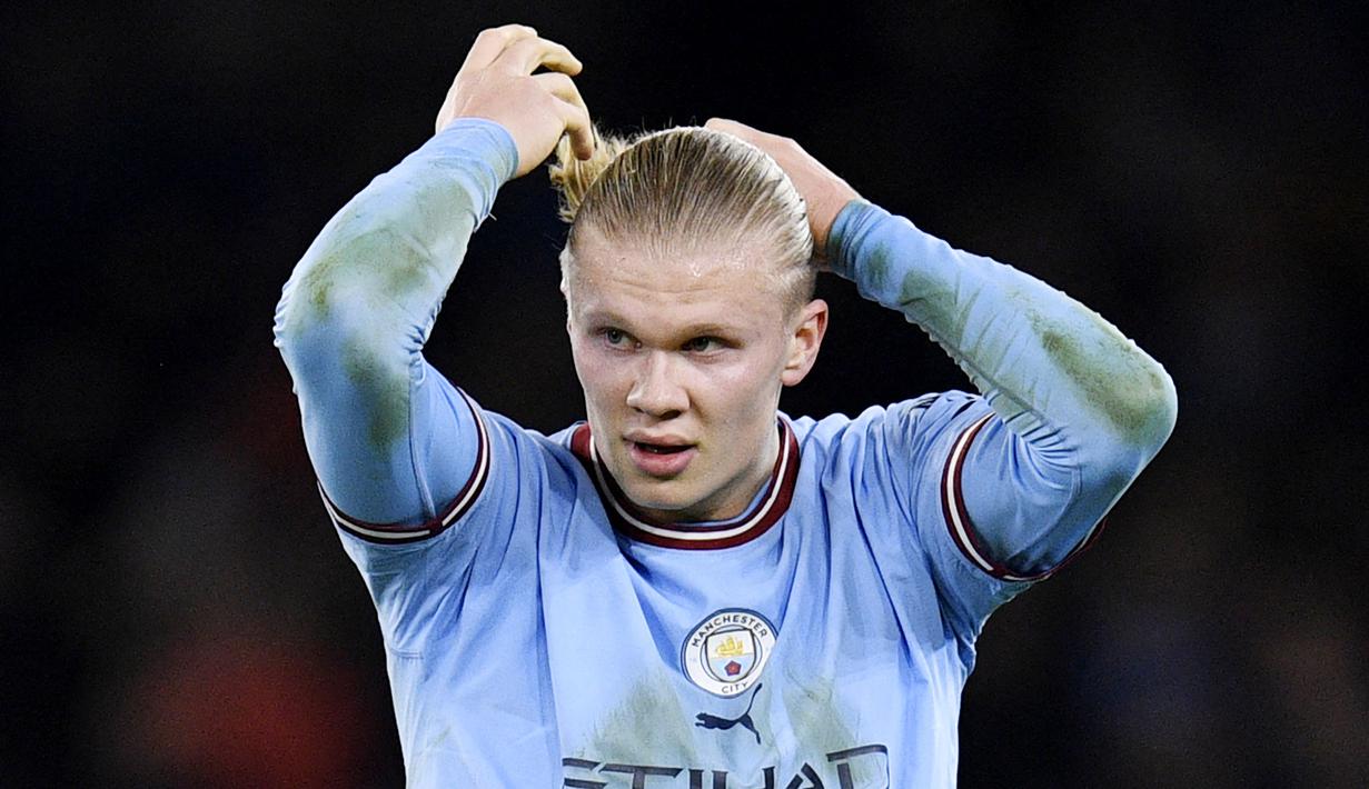 Pemain Manchester City, Erling Haaland, saat melawan pada laga FA Cup di Stadion Etihad, (27/1/2023). Haaland tak pernah bisa berhenti mencetak gol untuk klub yang dibelanya. Mesin gol Manchaster City yang kini menginjak usia 22 tahun itu memiliki banderol sebesar 170 juta pounds. (AFP/Oli Scarff)