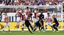 Pemain AS, Fabian Johnson, melakukan tendangan bebas ke arah gawang Paraguay dalam laga Grup A Copa America Centenario 2016 di Stadion Lincoln Financial Field, Philadelphia, AS, Minggu (12/6/2016) WIB. (AFP/Nicholas Kamm)
