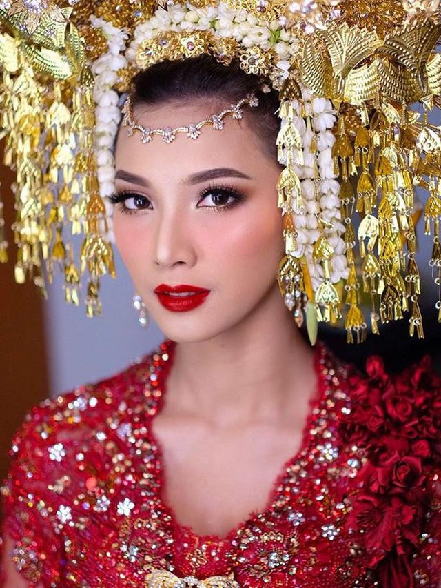 6 Potret Resepsi Vidi Aldiano dan Sheila Dara Pakai Adat Minang, Serba Merah