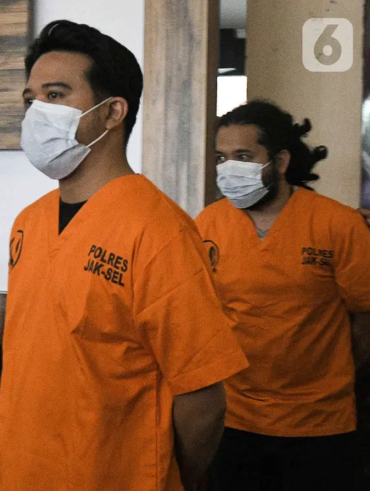 Artis Roby Satria alias Roby Geisha dan asistennya berinisial AJ dihadirkan saat rilis pengungkapan kasus narkoba di Polres Metro Jakarta Selatan, Senin (21/3/2022). Polisi mengamankan satu paket ganja seberat 8 gram serta ganja yang sudah dilinting dan diisap. (Liputan6.com/Herman Zakharia)
